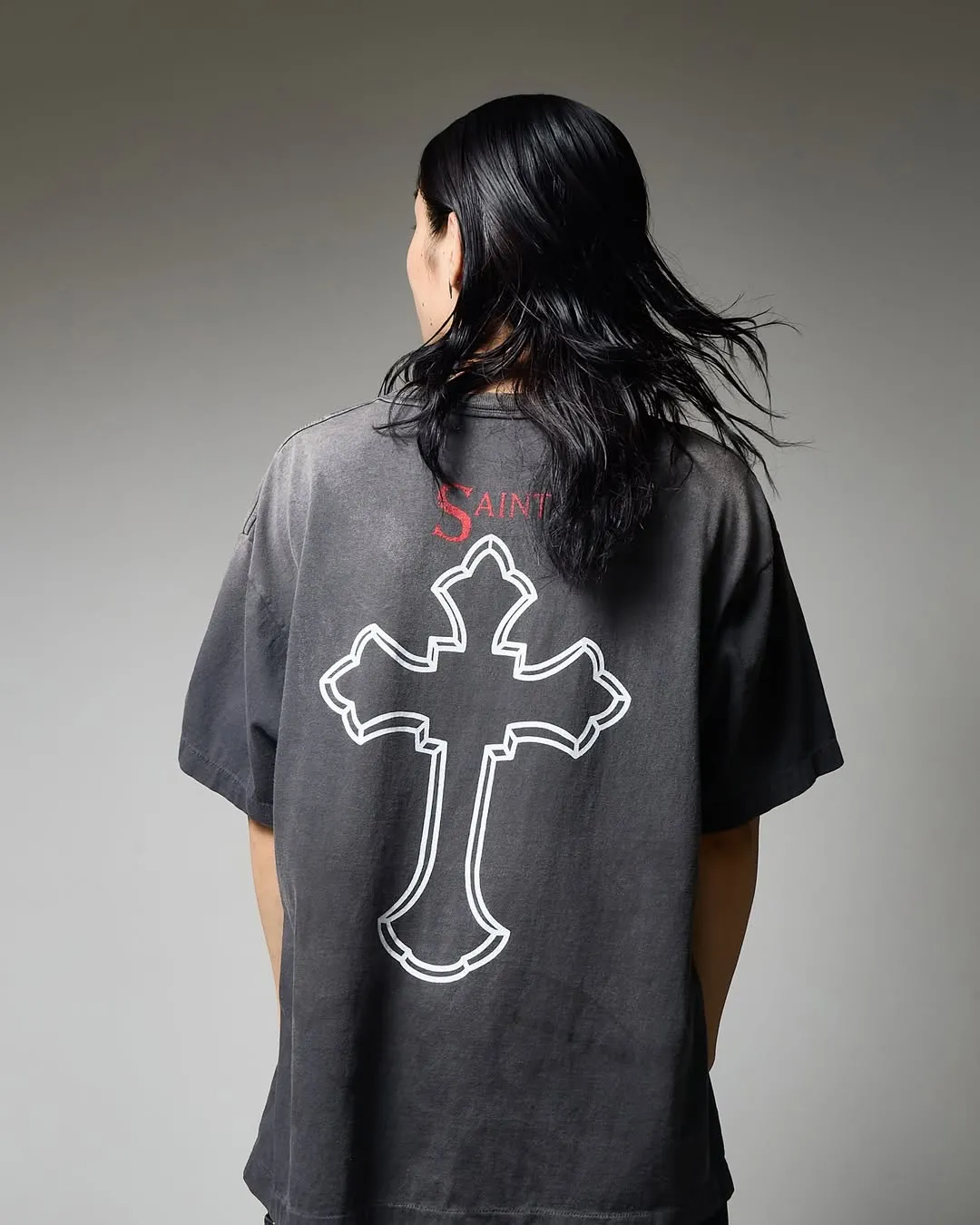 SAINT Mxxxxxx × 2PAC 2PC_SS TEE/2PAC/BLK 2PAC co-branded model 2PAC character TEE washed black S-XL A blockbuster co-branded project by the legendary hip-hop artist 2PAC The printing part refers to the iconic graphics on the cover of 2PAC's albums "R U Still Down" and "Shakur" The entire garment is rewashed and distressed/holes processed Printing cracked effect The ceiling of New Vintage 2PAC powder is a must-have